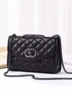 Modna pikowana torebka na łańcuszku listonoszka kopertówka