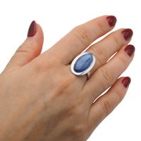 Pierścionek regulowany z owalnym Kyanitem w srebrze rodowanym.