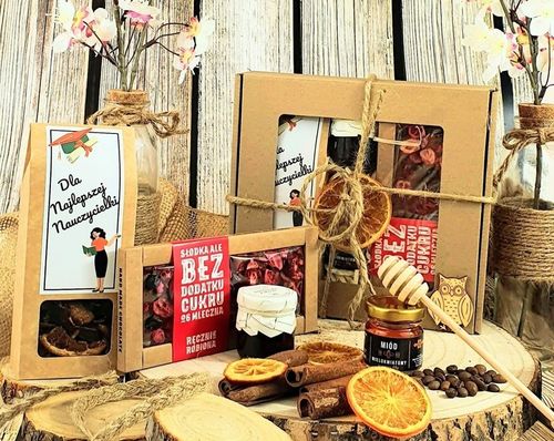 Kosz prezentowy na zakończenie roku personalizowany zestaw dla nauczyciela na Arena.pl