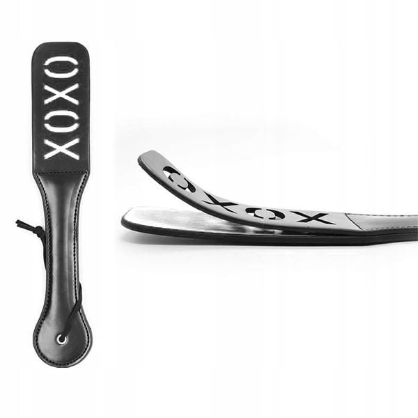 Packa do klapsów i chłosty, skóra wegańska. Motyw XOXO. Czarno-czerwona. zdjęcie 3