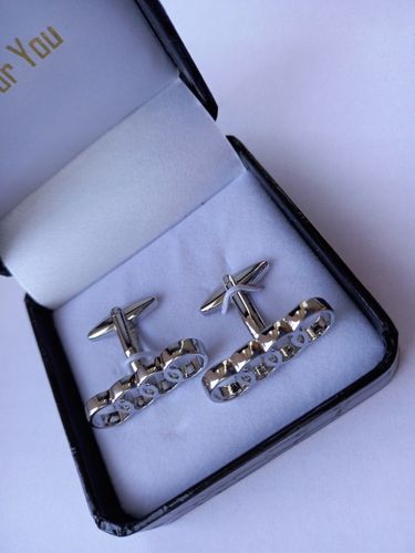 Ekskluzywne spinki do mankietów koszuli Audi na Arena.pl