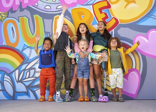 Dziecięce Buty Chodaki Crocs Baya Seasonal Printed 209729 Clog 25-26 na Arena.pl