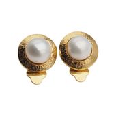 Klipsy - Perły białe koło 8 mm w złoconym srebrze młotkowanym