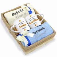Kosz prezentowy dla babci i dziadka: kubki z nadrukiem i ręczniki z haftem