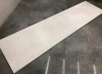 Betonowe schody, szare płytki z rowkiem 100x30