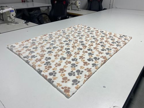 koc polarowy 100x70 cm łapy jasne na Arena.pl