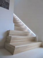 Drewnopodobne płytki schodowe 120x30 ciepły kolor BEŻ Drewno na schodach