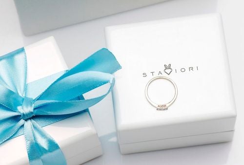 Złoty pierścionek PRD5430 - Diament na Arena.pl