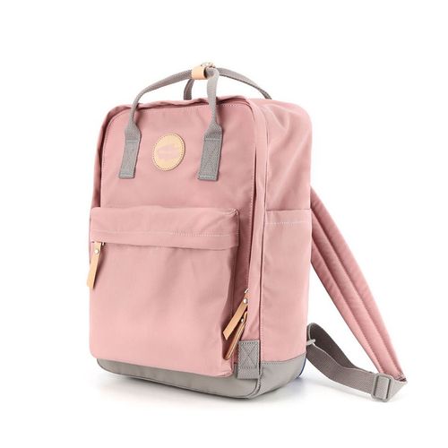 pojemny i praktyczny plecak damski w jasnoróżowym kolorze zawieszony na Arena.pl