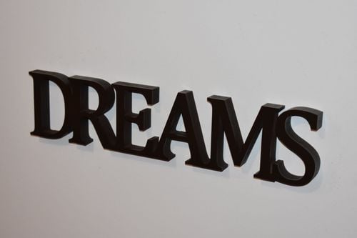 Napis 3D DREAMS na Arena.pl