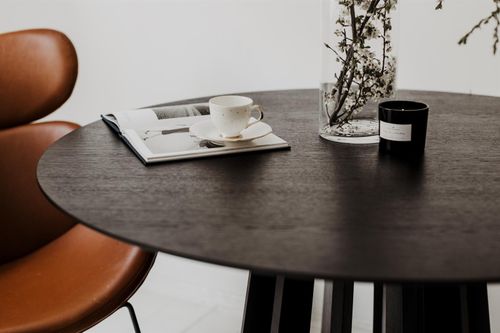 Stół TAVLE dąb czarny śr. 145 cm na Arena.pl