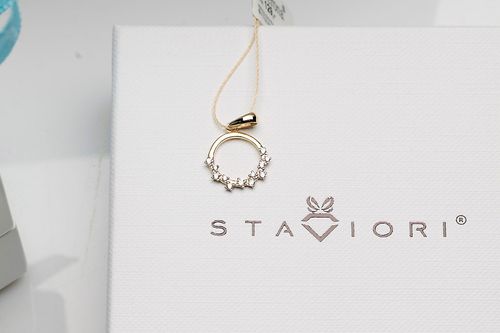 złoty wisiorek kółko z cyrkoniami na Arena.pl