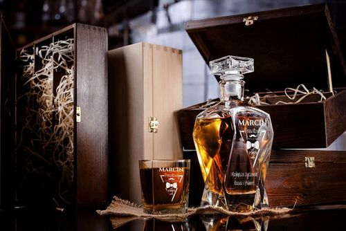 KARAFKA DO WHISKY Z GRAWEREM 6 SZKLANEK URODZINY PREZENT EMERYT WALENTYNKI na Arena.pl