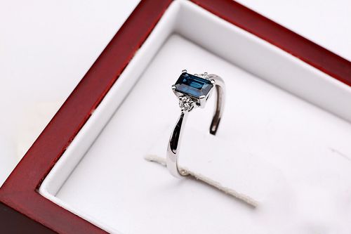 pierścionek z białego złota z szafirem i brylantami na Arena.pl