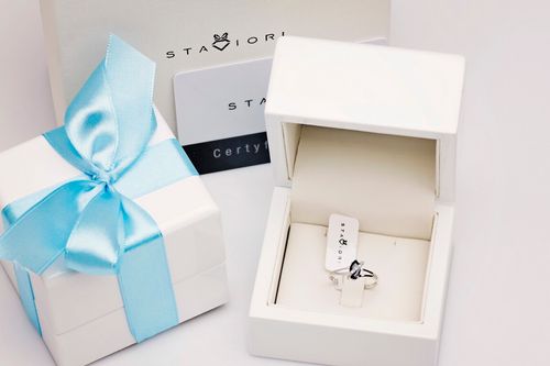 pierścionek z białego złota z szafirem i brylantami na Arena.pl