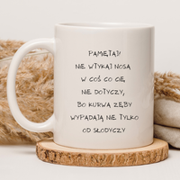 KUBEK "PAMIĘTAJ! NIE WTYKAJ NOSA W COŚ, CO CIĘ NIE DOTYCZY, BO KURWA, ŻEBY WYPADAŁY, NIE TYLKO OD SŁODYCZY" Wzór - Duży 450 ml