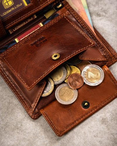 duży, skórzany portfel męski z wytłoczonym znakiem zodiaku - peterson na Arena.pl