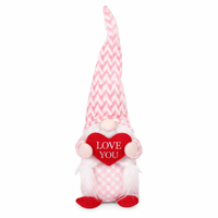 Krasnal walentynkowy siedzący różowy z sercem KSN60