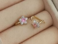 Złote kolczyki dziecięce dla dziewczynki angielskie 585 różowe kwiatuszki