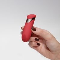 mini wibrator crushious blinders ładowany czerwony silikonowy 10 cm