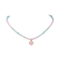 naszyjnik z różowych i niebieskich koralików oraz złotych kuleczek