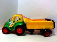 Mistrz traktor z naczepą w siatce 0445.