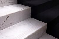 Marmurowe płytki na schody 140x30 ANTYPOŚLIZGOWE