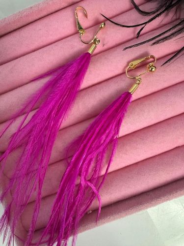 Klipsy do uszu długie pióra w kolorze fuksji zwiewne c39 na Arena.pl
