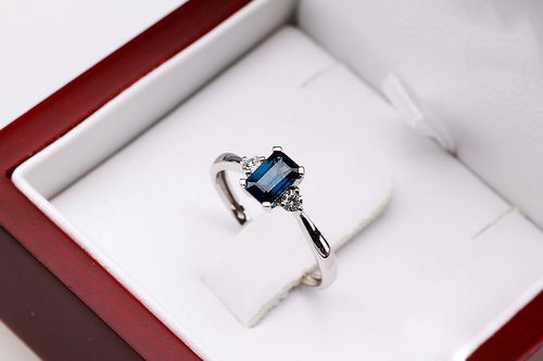 pierścionek z białego złota z szafirem i brylantami na Arena.pl