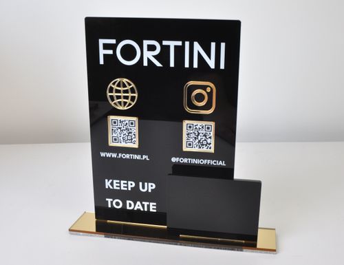 Tabliczka z plexi z nadrukiem UV i złotymi elementami na Arena.pl