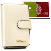 mały portfel damski w kolorze beżowym zamykany na zamek i zatrzask