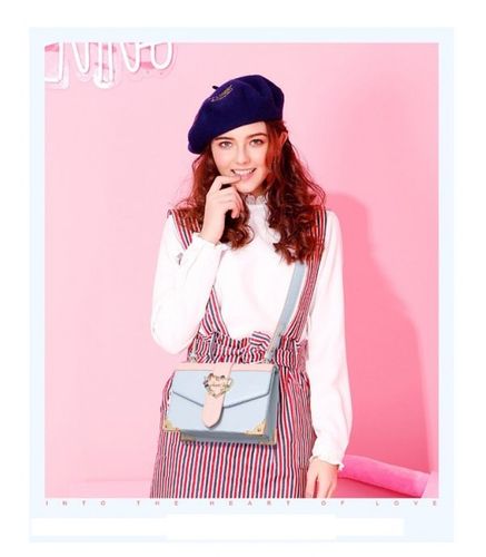 Modna czerwona listonoszka na Arena.pl