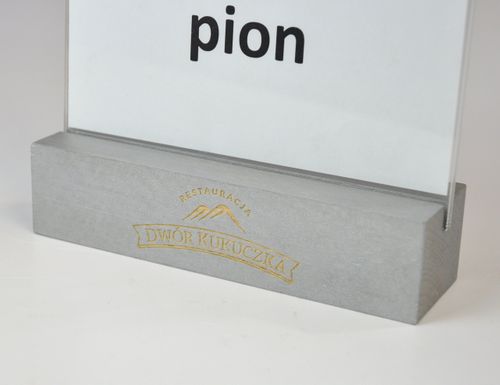 stojak na menu ulotkę plexi + drewniana podstawka z grawerem A5 10 szt na Arena.pl