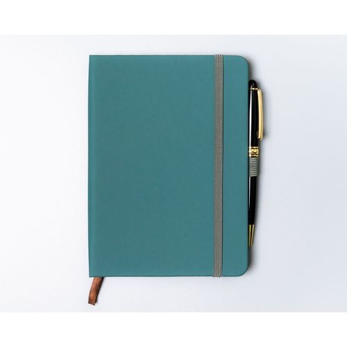 zielony notes w formacie b6 zadrukowany w linie, wyposażony w pętelkę na Arena.pl