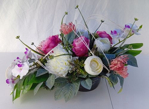 Dekoracja nagrobna z róż i storczyków – pastelowa kompozycja na Arena.pl