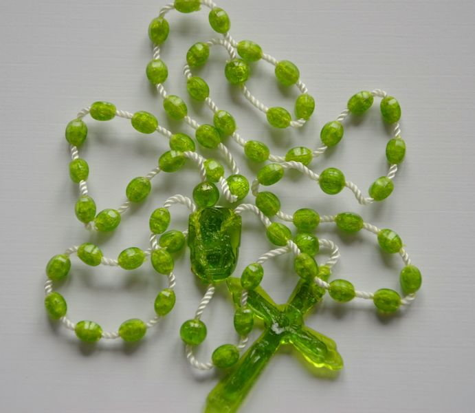 Różaniec na sznurku plastik zielony zdjęcie 2