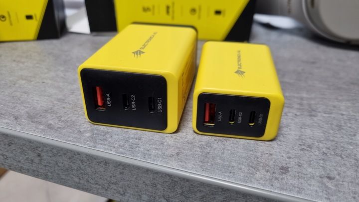 Szybka ładowarka sieciowa GaN II 65W 3A QC 3.0 2x USB C + 1x USB A zdjęcie 7