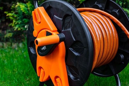 STOJAK NA WĄŻ OGRODOWY, TWORZYWO SZTUCZNE, DO 60 M WĘŻA 1/2" NEO TOOLS na Arena.pl