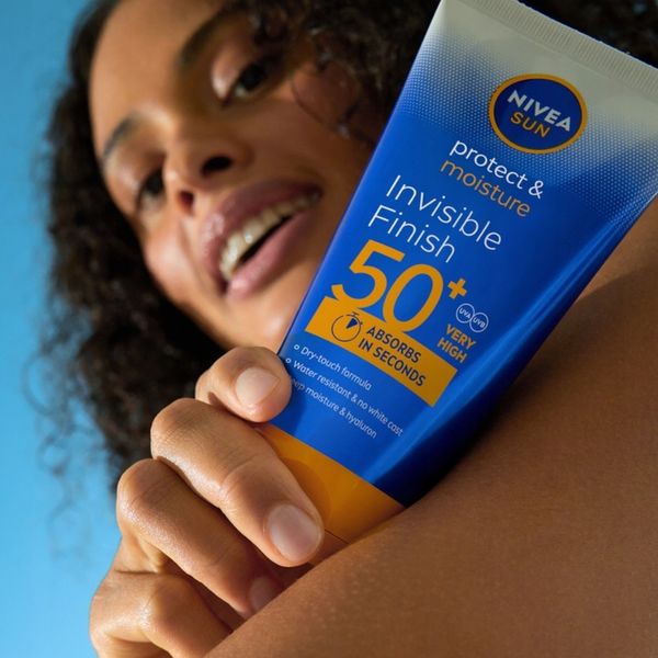 NIVEA SUN Protect & Moisture Invisible Finish balsam do opalania zdjęcie 4
