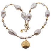 Naszyjnik z aztecką blaszką - Białe Perły hodowane i srebro złocone