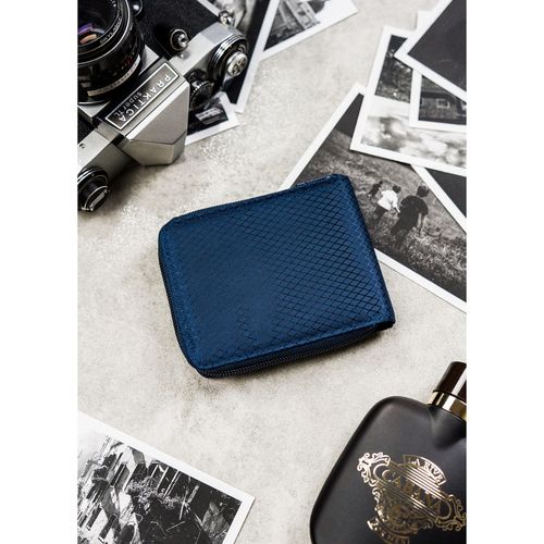 granatowy portfel męski z modnym, geometrycznym wzorem, zamykany suwakiem na Arena.pl