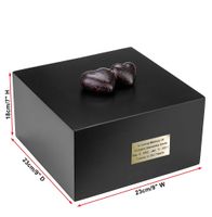 Czarna drewniana urna w kształcie pudełka / Plakitka