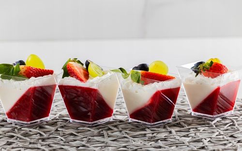 Pucharki plastikowe do deserów przekąsek 200ml z pokrywką i łyżeczką na Arena.pl