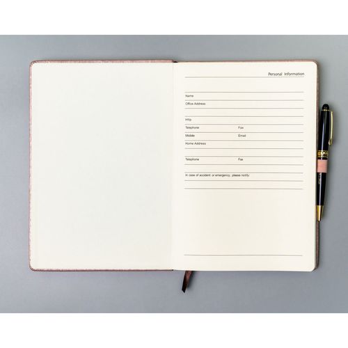 notes w formacie b5 w różowym kolorze, zadrukowany w kropki i na Arena.pl