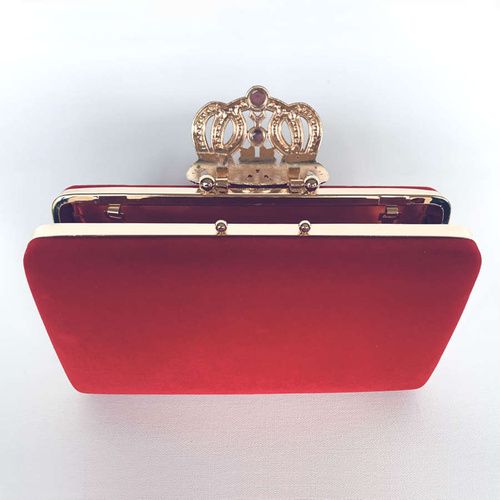 Elegancka torebka wizytowa z ozdobnym zapięciem czerwona na Arena.pl