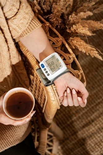 CIŚNIENIOMIERZ NADGARSTKOWY NA NADGARSTEK ETUI ARYTMIA LCD PAMIĘĆ na Arena.pl