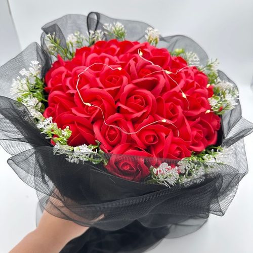 Bukiet czerwonych róż z płatków mydlanych z led czarny tiulem na prezent na Arena.pl