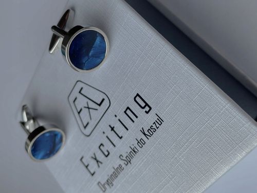 Smokingowe spinki do mankietów EXC Srebrne z Niebieską Masą Perłową + Etui na Arena.pl