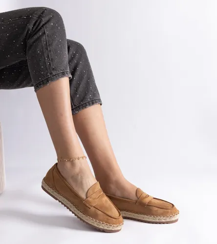 Karmelowe wsuwane espadryle na platformie Venera 39 na Arena.pl
