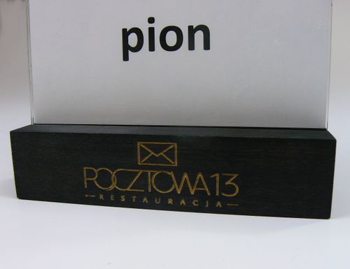 stojak na menu ulotkę plexi z drewnianą podstawką z grawerem A5 10szt na Arena.pl